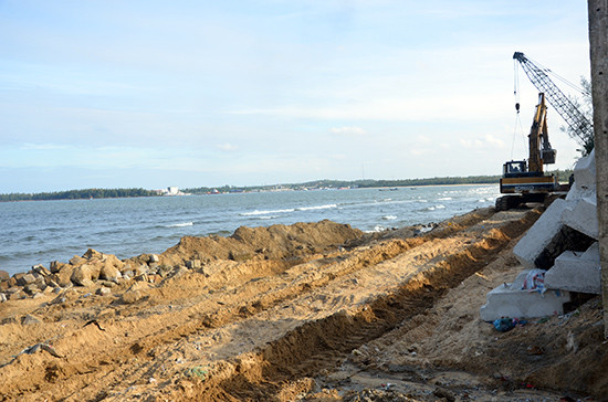 Bờ kè biển Tam Hải vừa thi công vừa khắc phục sự cố hư hỏng do sóng biển.