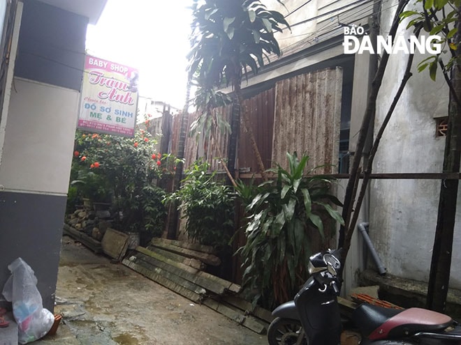 Lối đi của nhà ông Trương Văn Trẻ phía hẻm 4 kiệt 72 Phạm Nhữ Tăng đang được dựng tôn che chắn.  Ảnh: TRỌNG HUY