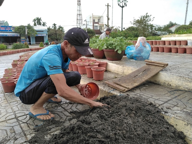 Bà con đang làm đất lại cho những cây sống sót. Ảnh: L.C