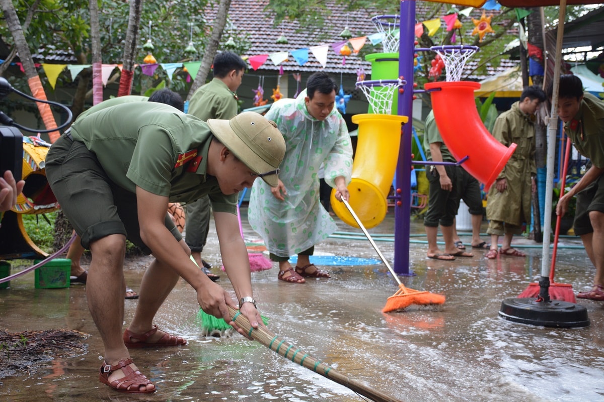 Đoàn viên, thanh niên Công an tỉnh dọn lũ tại phường Phước Hòa (TP.Tam Kỳ). Ảnh: công an cung cấp