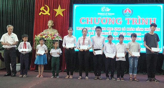 Trao học bổng đầu năm học cho trẻ em khuyết tật.