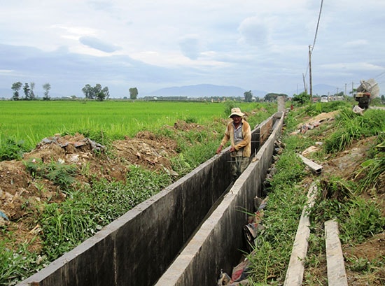 Năm 2018, Duy Xuyên tiếp tục ưu tiên nguồn lực kiên cố hóa hệ thống kênh mương để chủ động phục vụ sản xuất nông nghiệp. Ảnh: VĂN SỰ