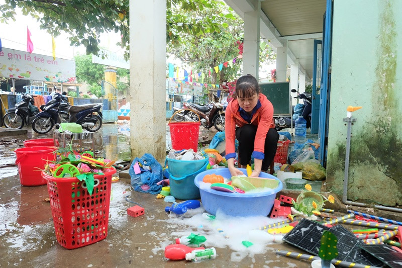 Lực lượng ĐVTN giúp nhà trường dọn dẹp, vệ sinh sau lũ. Ảnh: L.C