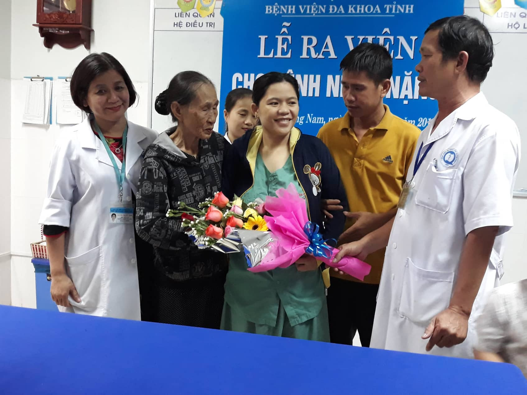 BVĐK Quảng Nam làm lễ ra viện cho bệnh nhân vào chiều 14.12. Ảnh C.N