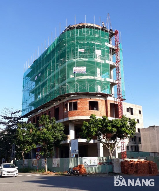 Công trình khách sạn do Công ty TNHH MTV Quảng Gia Phát làm chủ đầu tư thuộc thẩm quyền cấp phép của Sở Xây dựng và được kiểm soát quy mô chiều cao không quá 9 tầng tại khu phố du lịch An Thượng, phường Mỹ An, quận Ngũ Hành Sơn. Ảnh: TRIỆU TÙNG