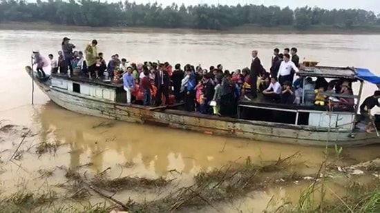 Hễ người dân Lệ Bắc đi đò là nước sông Thu ở Câu Lâu lên trên báo động 2.Ảnh: H.T