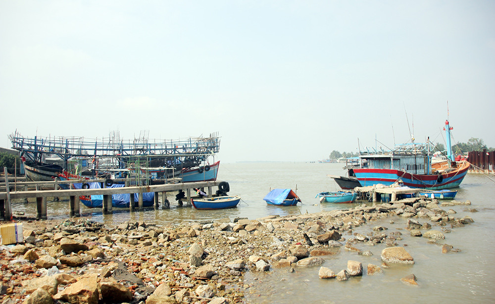 Khu vực cảng cá Tam Quang đang được đầu tư xây dựng hạ tầng phục vụ hậu cần nghề cá.Ảnh: ĐỨC HẠNH