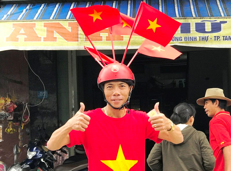 Anh Anh mong muốn hâm nóng không khí bóng đá và hy vọng sẽ mang đến may mắn cho đội tuyển Việt Nam. Ảnh: VINH ANH