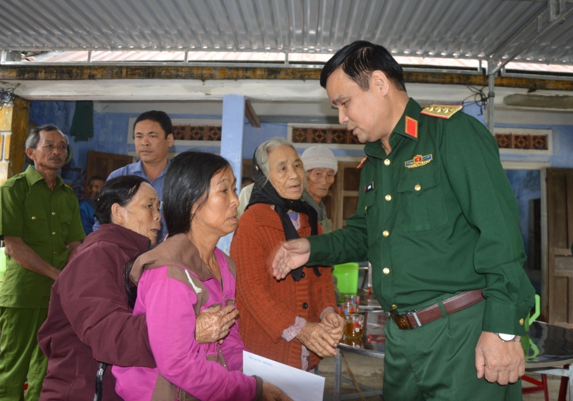 Thượng tướng Lê Chiêm động viên gia đình dân quân Nguyễn Văn Được, xã Tam Thăng, TP.Tam Kỳ.