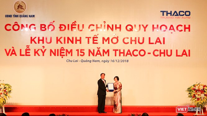 Bà Phan Mỹ Linh-Thứ Trưởng Bộ Xây dựng trao Quyết định phê duyệt điều chỉnh quy hoạch của Thủ tướng Chính phủ đối với Khu kinh tế mở Chu Lai cho UBND tỉnh Quảng Nam