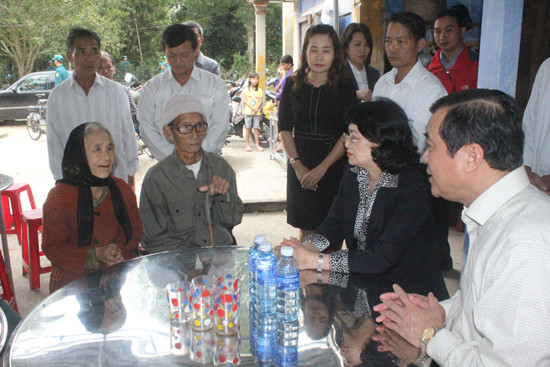 Phó Chủ tịch nước Đặng Thị Ngọc Thịnh thăm hỏi gia đình dân quân Trương Văn Được. Ảnh: D.L