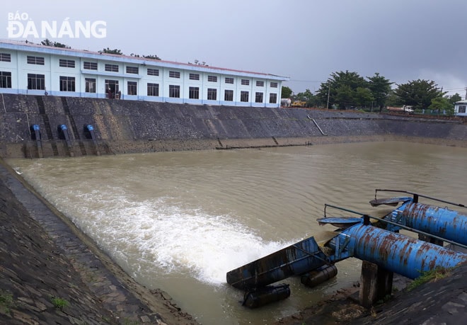 Việc đầu tư nhà máy nước Hòa Liên nhằm đáp ứng kịp thời nhu cầu cấp nước sinh hoạt của thành phố. Trong ảnh: Bể thu nước thô Nhà máy nước Cầu Đỏ.Ảnh: TRIỆU TÙNG