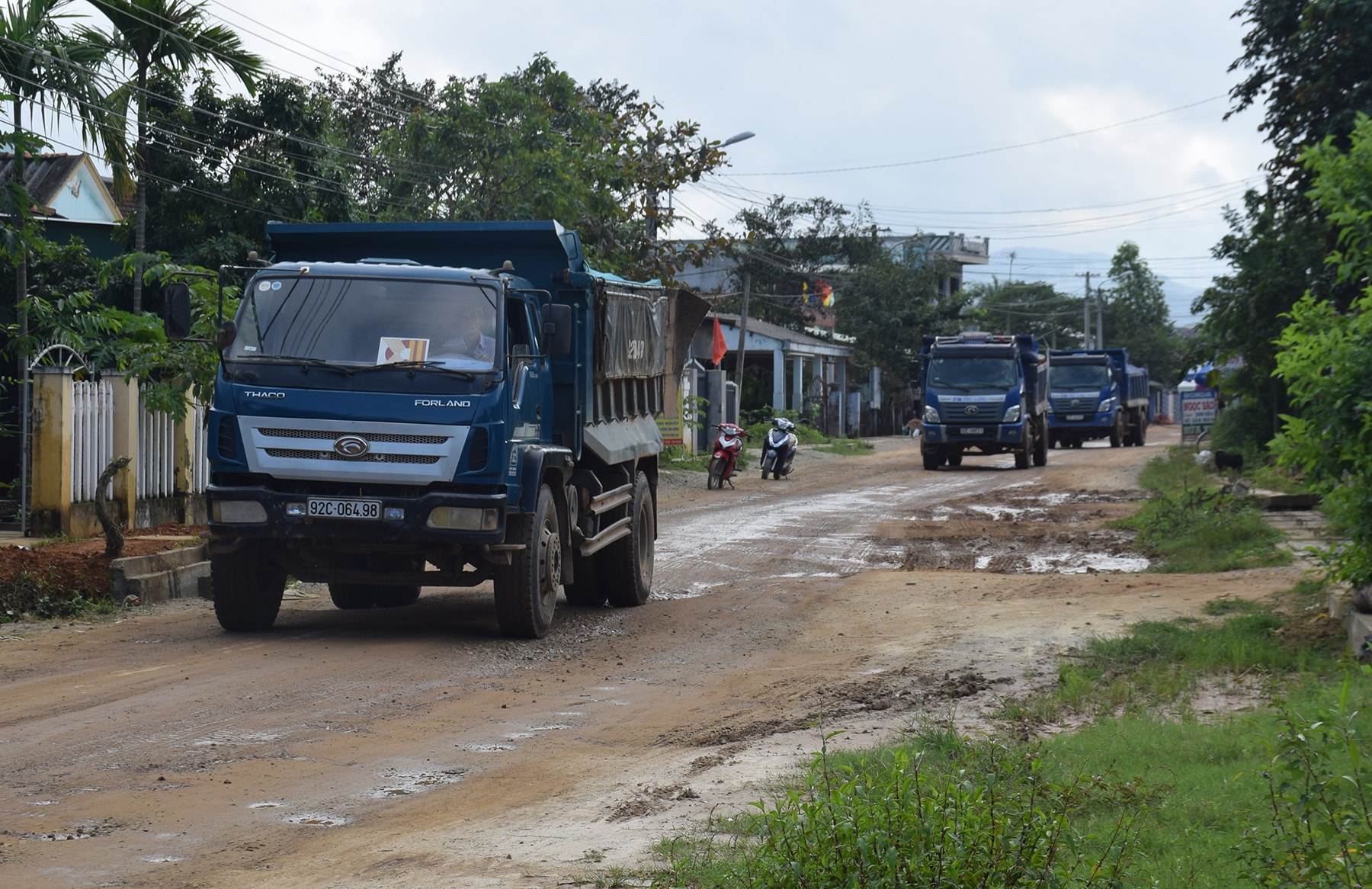 Xe chở đất nối đuôi nhau chạy khiến giao thông không đảm bảo.