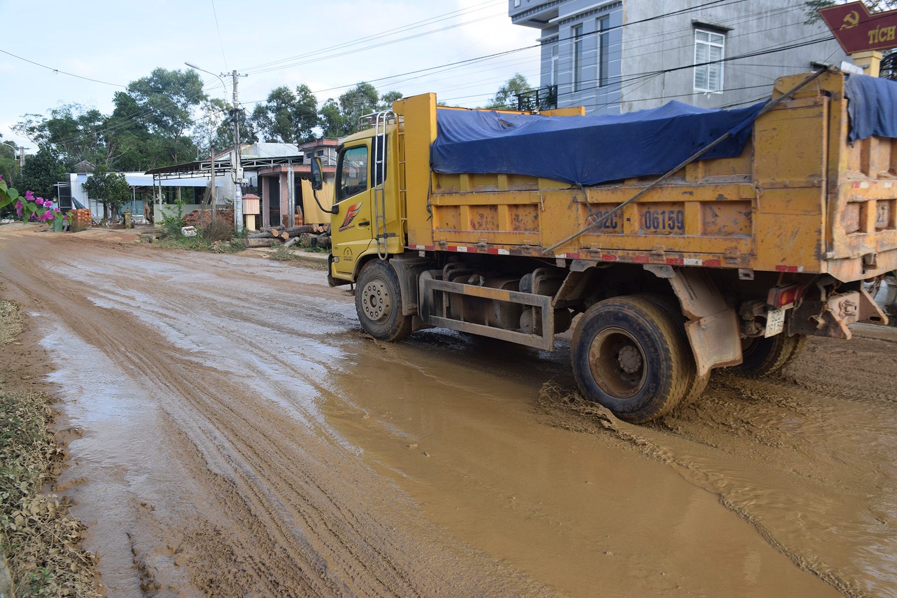 Nhiều đoạn đường đang thi công có bun lún