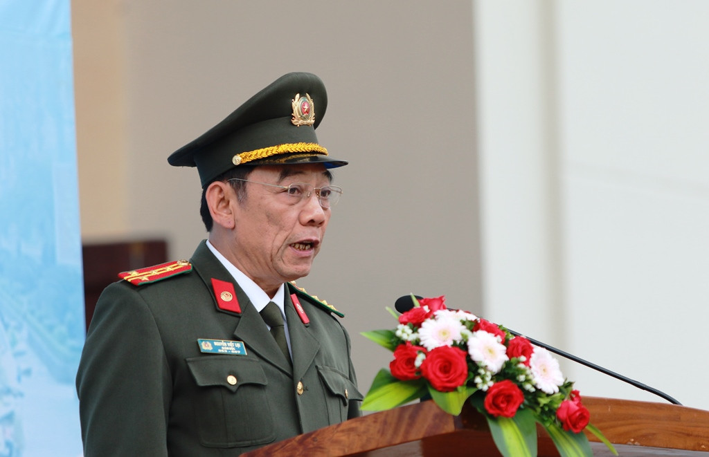 Đại tá Nguyễn Viết Lợi - Giám đốc Công an tỉnh phát lệnh ra quân. Ảnh: T.C