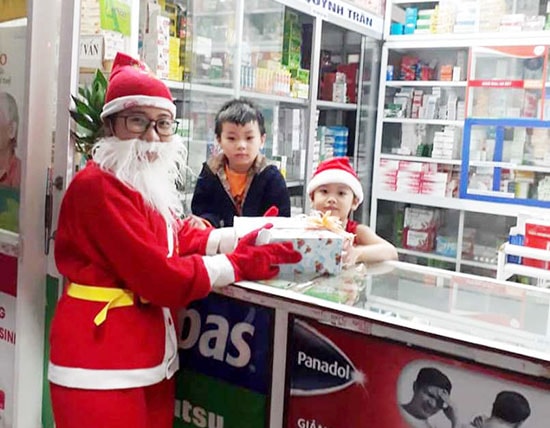 Ngoài tặng quà, ông già Noel thường trò chuyện, múa hát để tạo niềm vui cho các em nhỏ trong dịp Lễ Giáng sinh. Ảnh: Nhóm Phượt TK