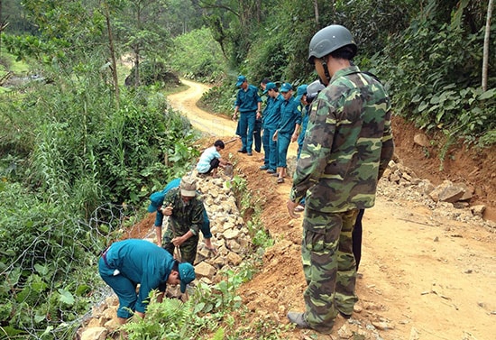 Ban Chỉ huy Quân sự huyện Tiên Phước giúp nhân dân làm đường giao thông nông thôn. Ảnh: NGUYỄN HƯNG