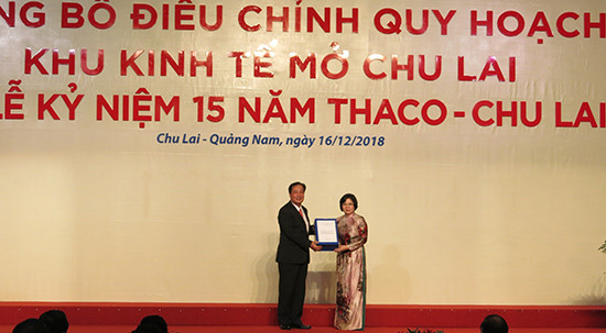 Phó Chủ tịch Thường trực UBND tỉnh Huỳnh Khánh Toàn đón nhận quyết định điều chỉnh quy hoạch Khu kinh tế mở  Chu Lai.