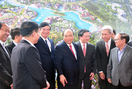 Thủ tướng nghe đại diện nhà đầu tư thông tin về tiến độ của dự án.