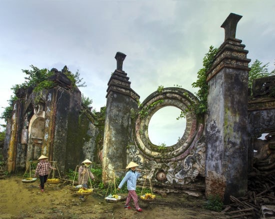 The tree-door gate of Ba Mu pagoda before renovation