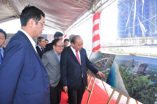 Thủ tướng xem phối cảnh từng hạng mục công trình của dự án Nghỉ dưỡng Nam Hội An.