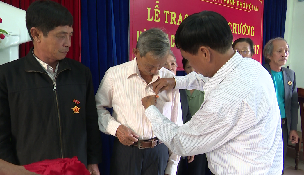 Ông Trương Thanh Xuân – Chủ tịch Hội CCB TP.Hội An trao kỷ niệm chương cho cán bộ, hội viên CCB (ảnh: Phú Toàn)