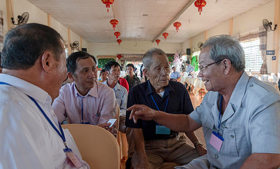 Những người cao tuổi gốc Quảng Nam - Đà Nẵng có cuộc gặp ấm áp tại thị trấn Kiến Đức. Ảnh: XUÂN THỌ