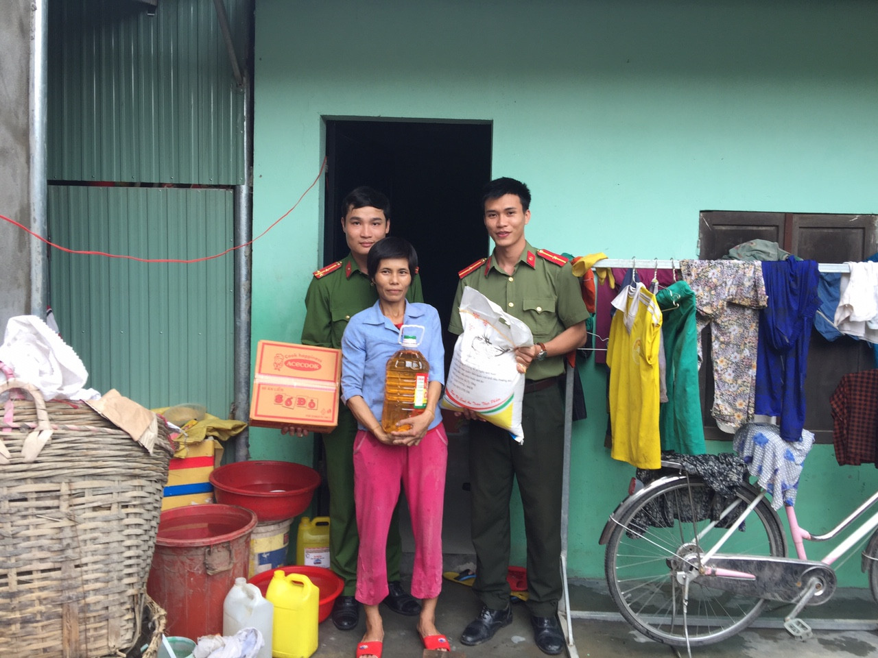 Công an Phú Ninh đến thăm hỏi, trao quà cho chị Huỳnh Thị Phúc, thôn Đàn Hạ (xã Tam Đàn, Phú Ninh)