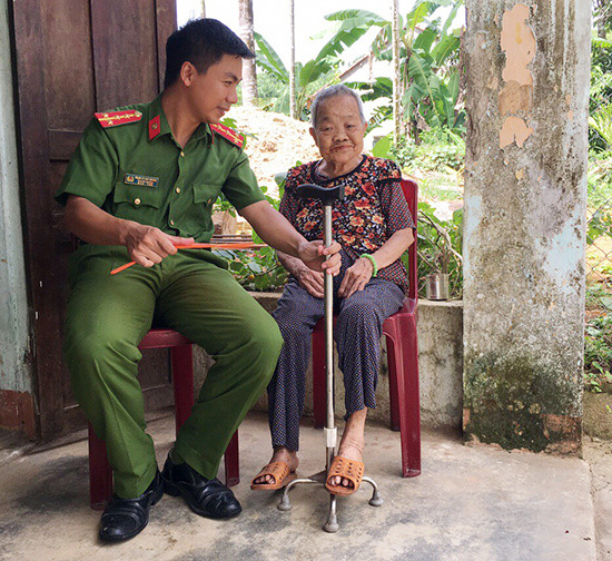 Đại úy Phạm Lê Anh Hoàng thăm Bà mẹ Việt Nam anh Hùng Đào Thị Chược, ở xã Trà Dương.Ảnh: M.C