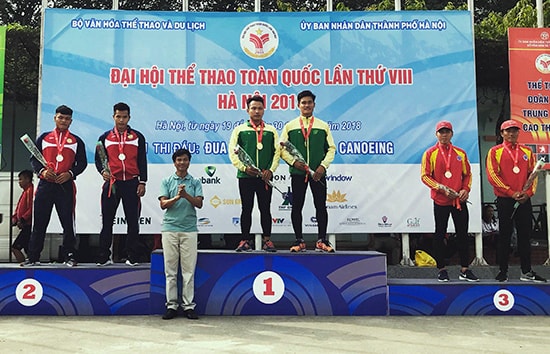 Lần đầu tiên thi đấu tại đại hội, Hồ Văn Âu và Cao Viết Sĩ bất ngờ đoạt huy chương bạc ở môn Canoeing. Ảnh: P.L