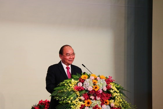 Prime Minister Phuc gives a speech at the event. 