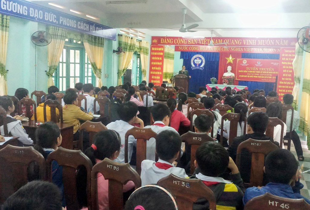 Hàng trăm học sinh tham gia nghe nói chuyện về lịch sử Quân đội Nhân dân Việt Nam. Ảnh: A.N