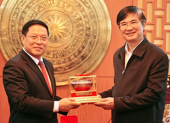 New Lao Consul General in Danang city Viengxay Phommachanh (L) and Secretary Quang. Photo: baodanang.vn