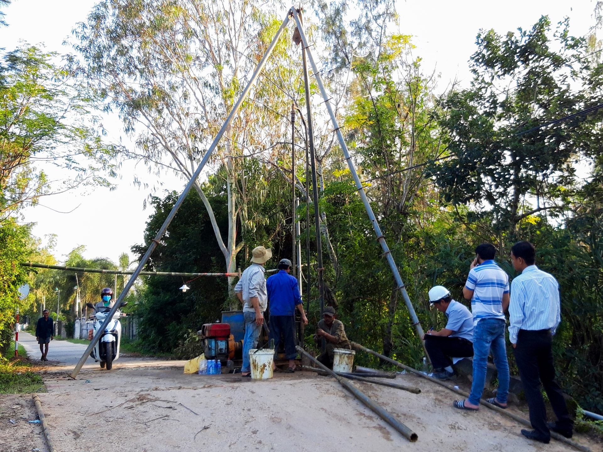 Đơn vị thi công chuẩn bị xây dựng cầu mới. Ảnh: HỒ QUÂN