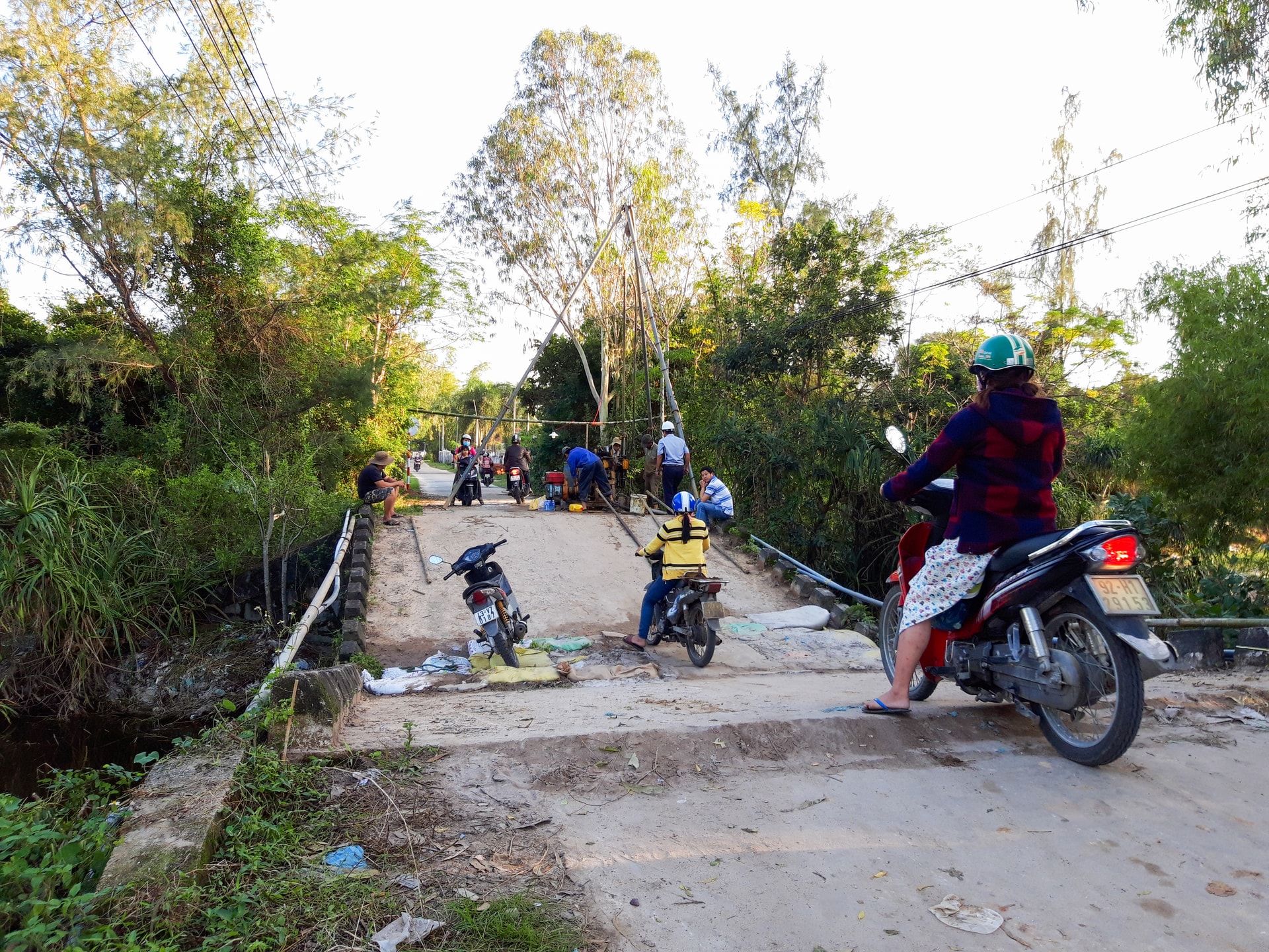 Việc lưu thông qua cầu sụp rất nguy hiểm. Ảnh: HỒ QUÂN