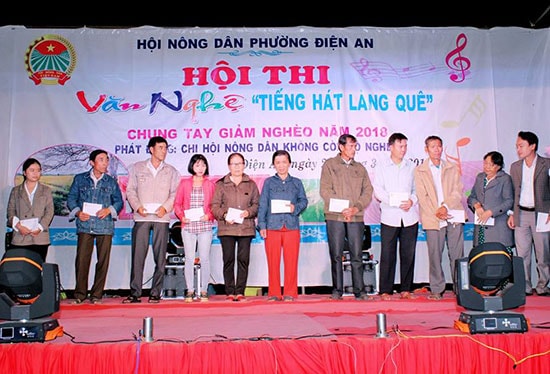 Hội Nông dân phường Điện An tổ chức chương trình “Tiếng hát làng quê” gây quỹ giúp nông dân nghèo. ảnh: N.Trang