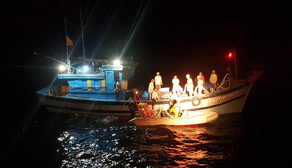 Lực lượng cứu nạn tiếp cận cứu ngư dân trên tàu gặp nạn. Ảnh: Danang MRCC cung cấp.