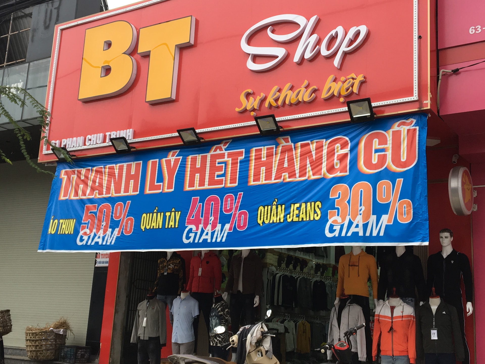 Cừa hàng thời trang BT (đường Phan Châu Trinh, TP. Tam Kỳ) đang triển khai nhiều chương trình giảm giá. Ảnh: KL