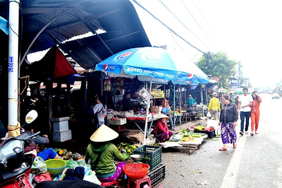 Tiểu thương chợ Tam Hiệp tràn ra quốc lộ 1 buôn bán. Ảnh: QUANG VIỆT