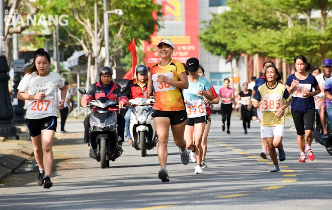 Cuộc tranh tài trên đường chạy khối nữ Quận - Huyện cũng sôi động không kém.  