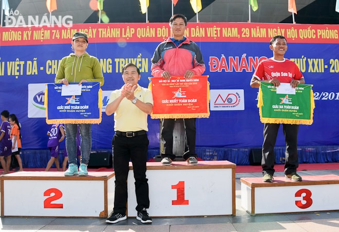 Chủ tịch Hội Nhà báo thành phố, Phó Tổng Biên tập Báo Đà Nẵng Nguyễn Đức Nam trao giải nhất, nhì, ba toàn đoàn cho các đơn vị dẫn đầu khối quận -huyện.