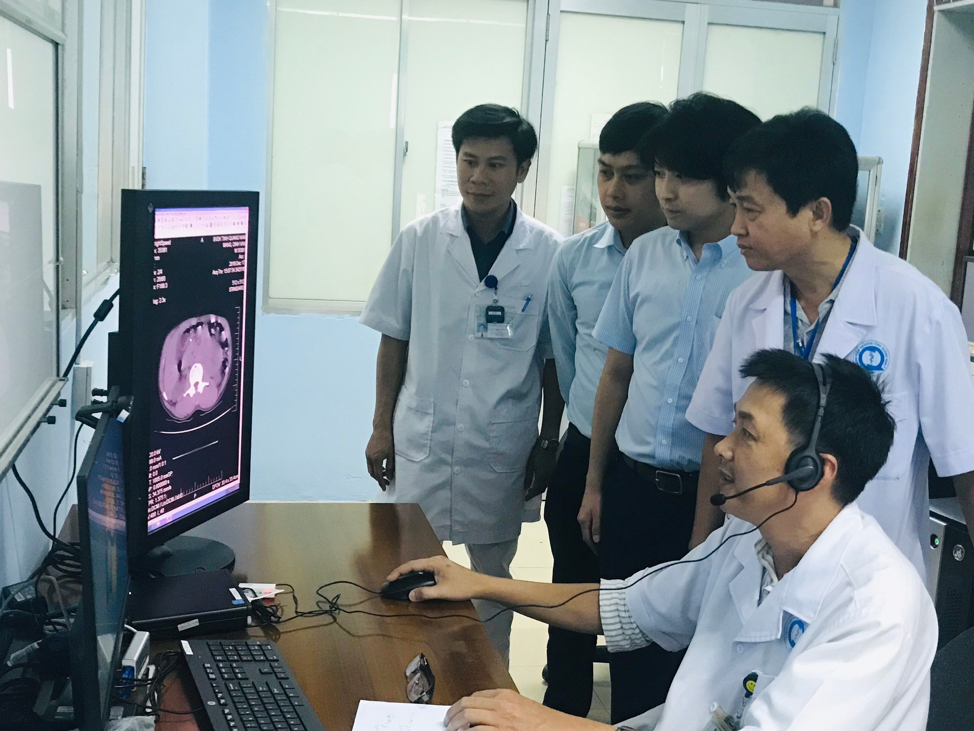 Bác sĩ Khoa Chẩn đoán hình ảnh BVĐK Quảng Nam hội chẩn thông qua hình ảnh với Bệnh viện Chợ Rẫy và Bệnh viện Trường Đại học Y khoa Nhật Bản nhờ thiết bị teleradiology. 