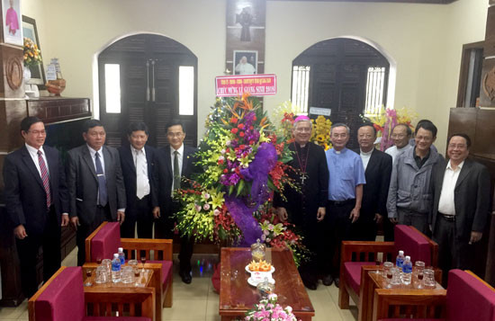 Lãnh đạo tỉnh tặng quà chúc mừng Giáng sinh cho đại diện Tòa Giám mục giáo phận Đà Nẵng. Ảnh: PHAN VINH