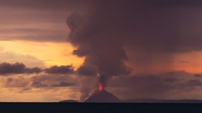 Hình ảnh núi lửa Krakatoa phun trào  được nhiếp ảnh gia Oystein Lund Anderson chụp lại. 