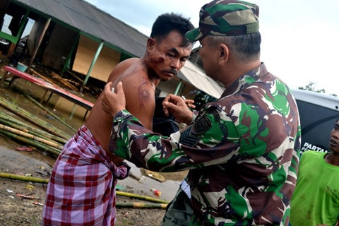 Lực lượng quân đội được điều động đến thảm họa để cứu hộ và giúp đỡ nạn nhân. Ảnh: Reuters