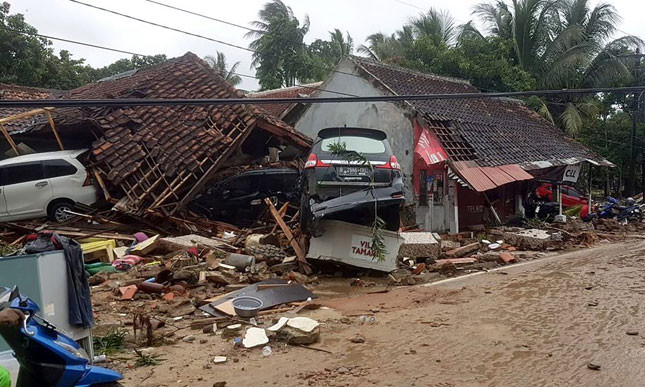 Khu vực ven biển Carita ngổn ngang với những ngôi nhà bị hư hại và xác ô-tô                                    Ảnh: AFP