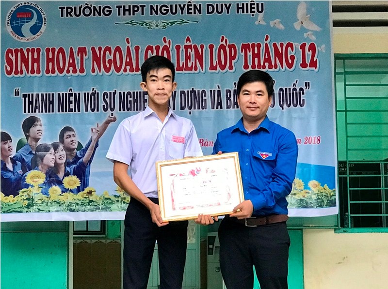 Anh Lê Quang Quỳnh tặng Bằng khen cho Hiếu. Ảnh: VINH ANH