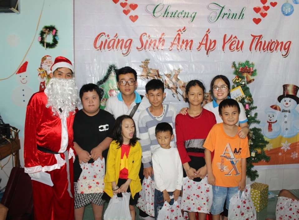 Các thành viên CLB Chung Sức Trẻ đem niềm vui mùa noel đến với trẻ kém may mắn tại Trung tâm Phục hồi chức năng trẻ em khuyết tật (Phú Ninh). Ảnh: V.M