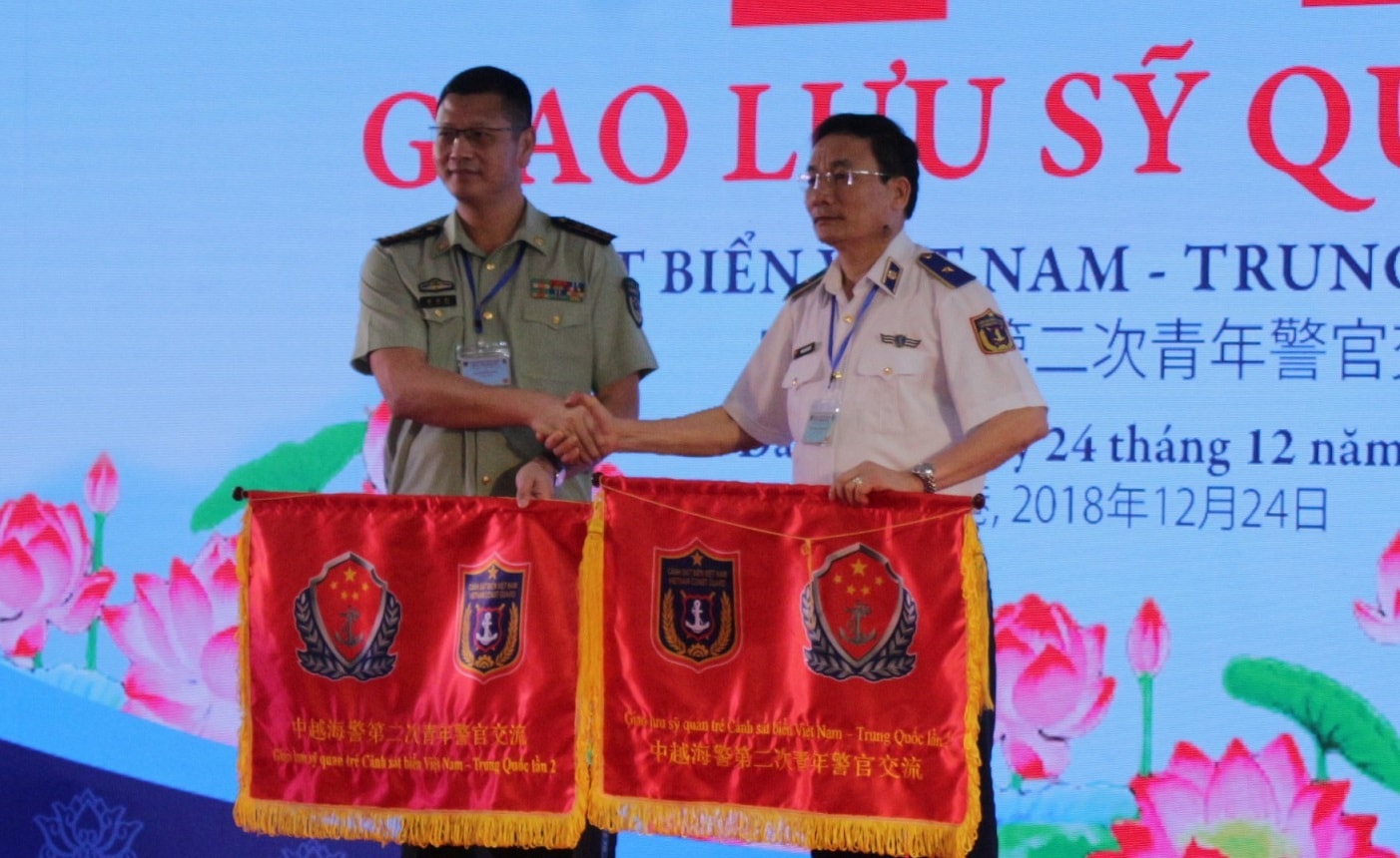 Hai Trưởng đoàn trao cờ lưu niệm và thực hiện nghi thức khai mạc giao lưu.