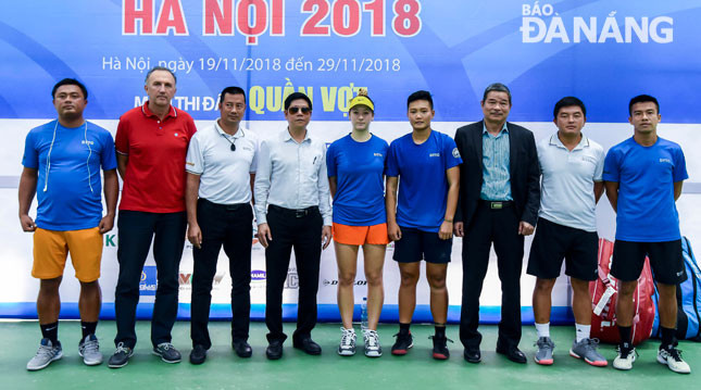 Từ sự đầu tư đúng hướng của thành phố đã giúp Quần vợt Đà Nẵng thành công vang dội tại Đại hội TDTT toàn quốc lần thứ 8 (2018) khi 2 tay vợt Fodor Scilla (thứ 5, trái sang) và Phan Thị Thanh Bình (thứ 6, trái sang) giành trọn bộ 3 HCV ở các nội dung của nữ. Ảnh: PHÚC LINH